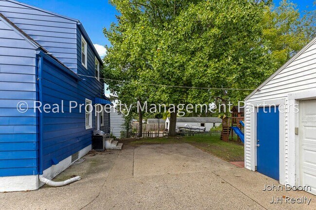 Foto del edificio - Spacious 3-Bedroom Home in Alger Heights –...