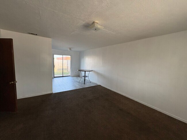 Foto del edificio - 5115 E 10th St