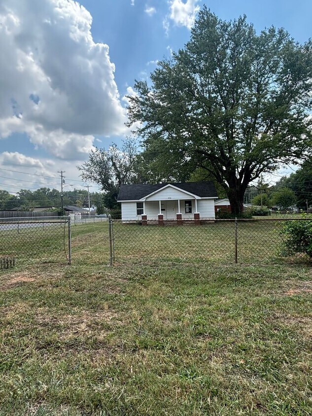Foto principal - Rent this 2 Bedroom 1 Bath available now!