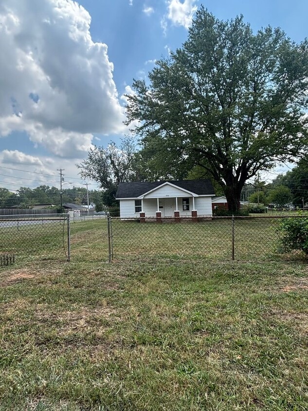 Primary Photo - Rent this 2 Bedroom 1 Bath available now!