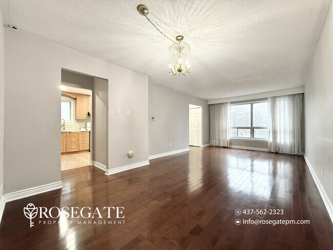 Photo du bâtiment - Spacious 3-Bedroom Semi-Detached Home in Scarborough with Parking & Backyard