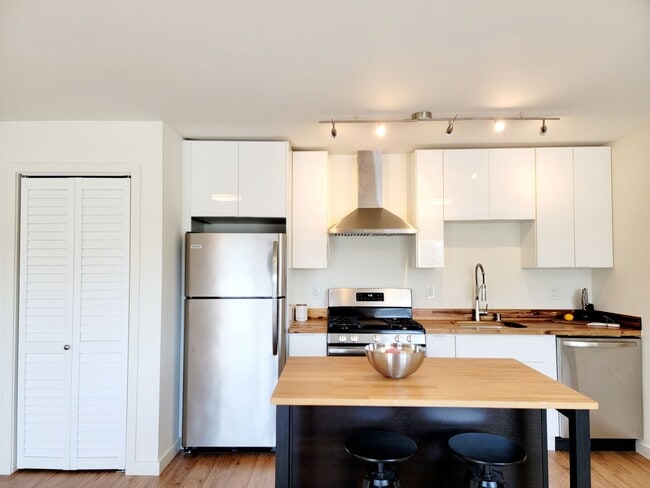 Foto del edificio - Redwood City: Unfurnished and Remodeled 2 Bed 2 Bath w/ Laundry In Unit, AC Mini-Split, & Parking...