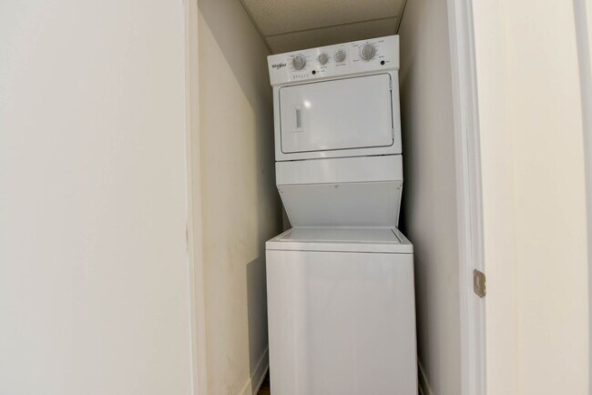 Building Photo - 9675 Av. Papineau