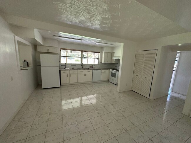 Foto del edificio - Spacious 2BR 2BA Home w/ Laundry on site + Driveway Parking + Patio & Yard in Miami