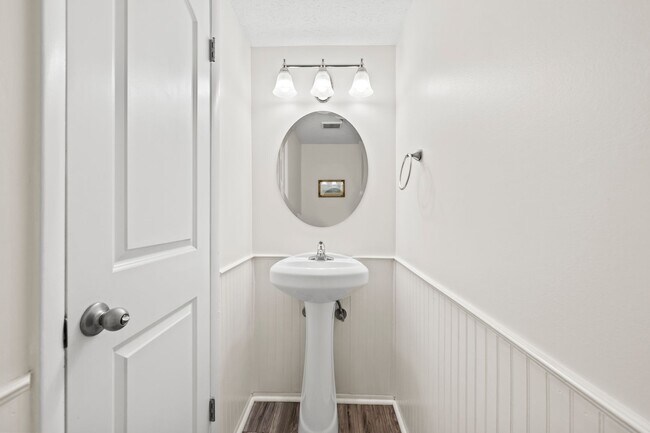 Foto del edificio - Lovely End Unit Townhome in Southside Sava...