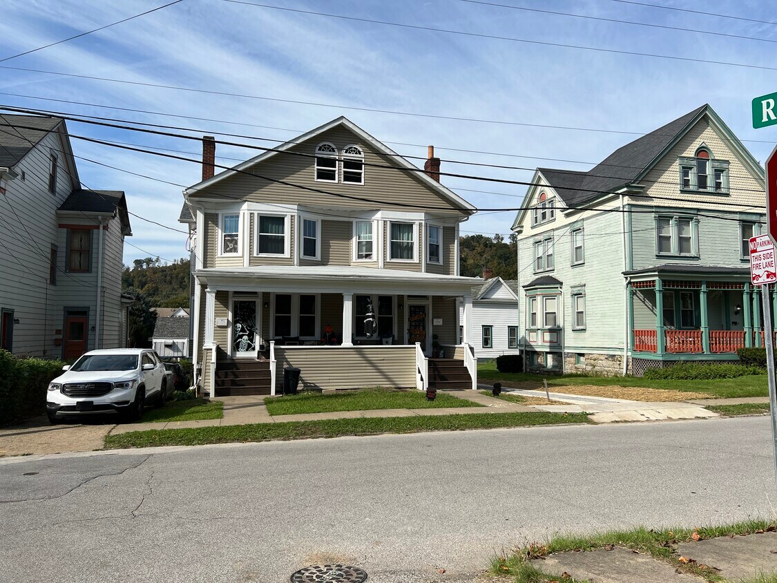 Right Side Duplex - 128 Edgington Ln