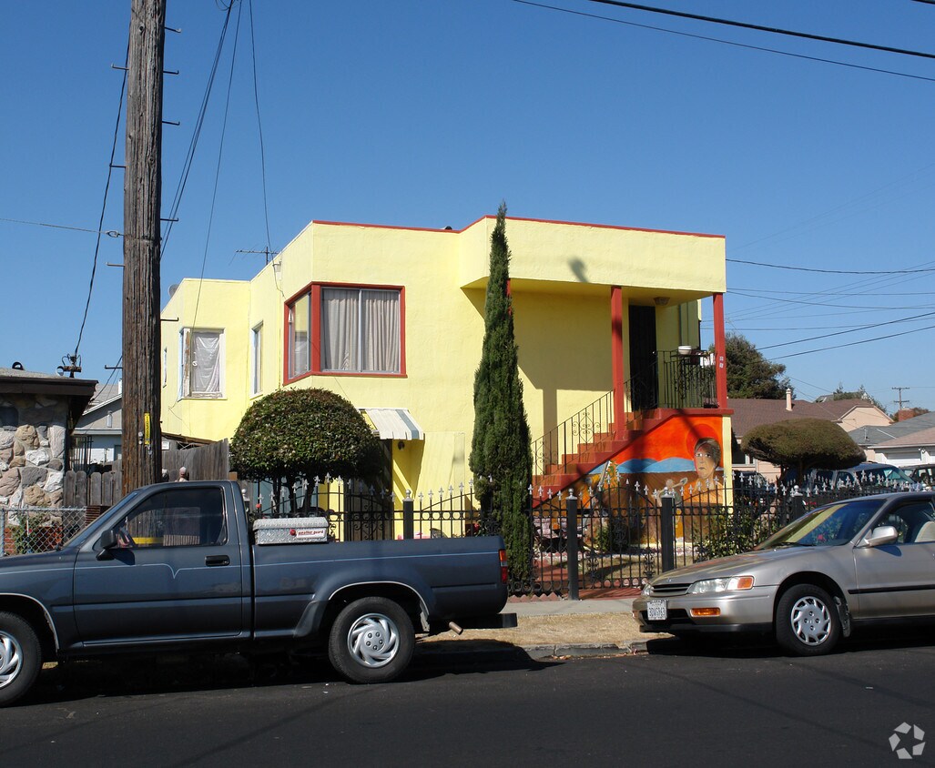 Building Photo - 2427 Roosevelt Ave