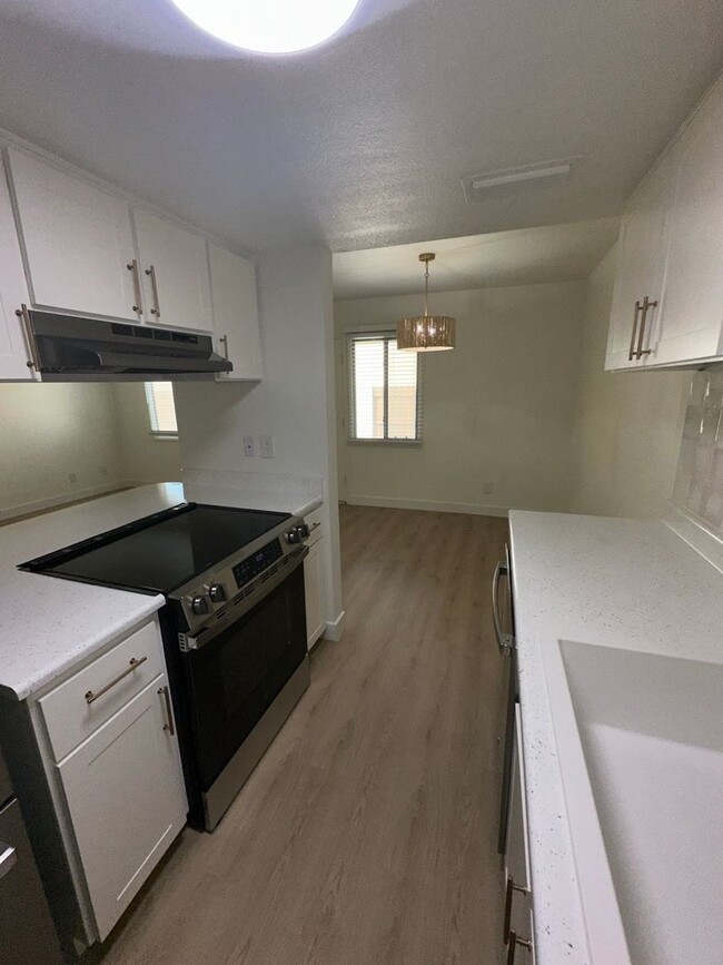 Building Photo - FABULOUSLY REMODELED SCOTTSDALE CONDO