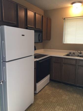 Electric range, microwave oven, dishwasher - 1626 UNIVERSITY