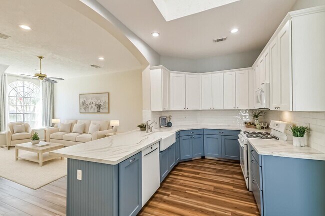 Foto del edificio - 15027 Winding Black Cherry Ln