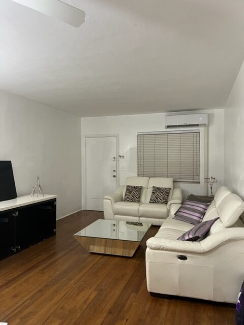 Building Photo - 839 W 40th St
