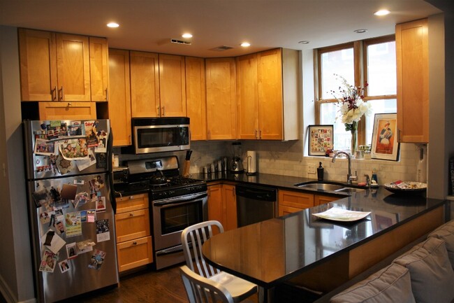 Building Photo - Spacious 2bed/2bath available April 15th!
