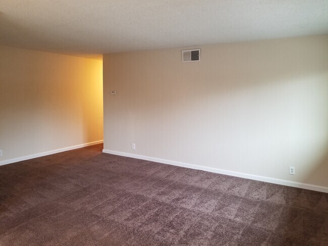 Building Photo - GREAT LOOKING 2BD / 1BTH UPSTAIRS  UNIT / ...