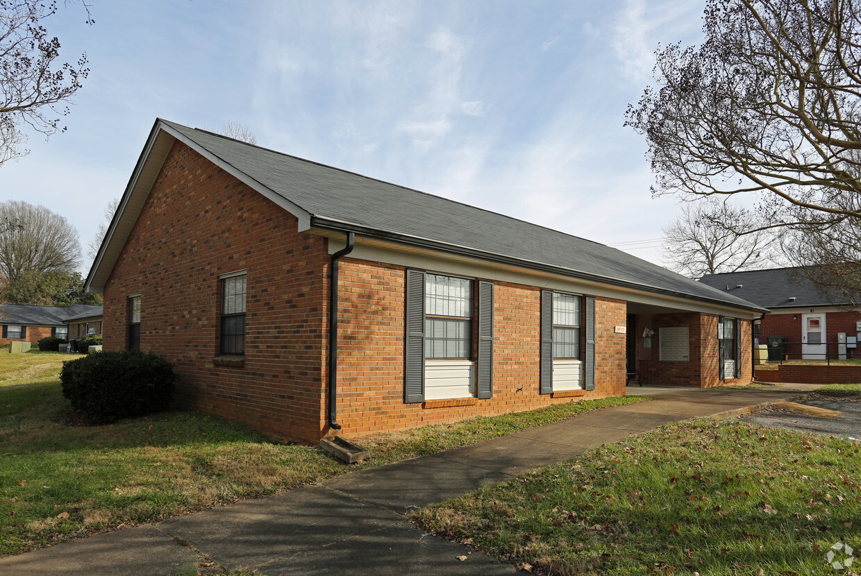 Building Photo - Colonial Oaks