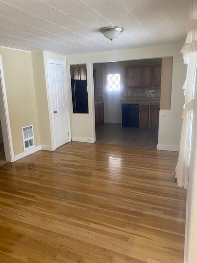 Building Photo - Larger 3 Bedroom 2 Bath House close to OIT and the Hospital