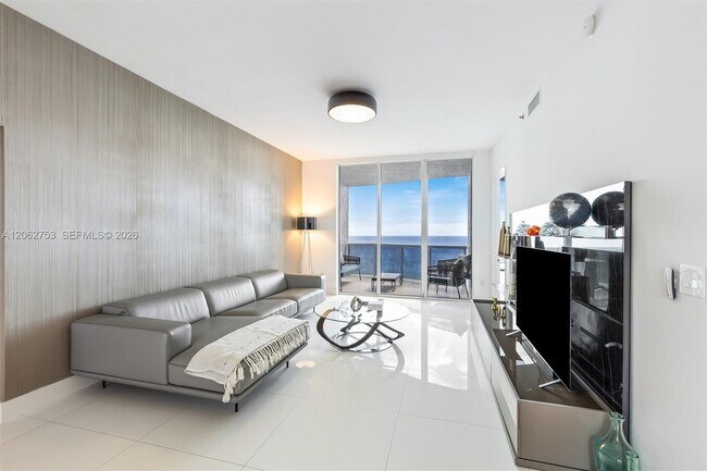 Foto del edificio - 15811 Collins Ave