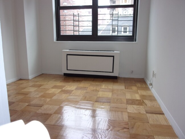 Building Photo - 200 E 72nd St