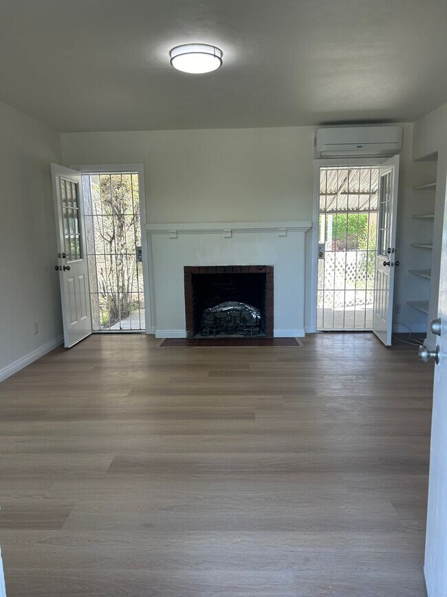 Building Photo - 230Holl