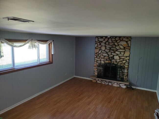 Building Photo - 543 Willow Ln