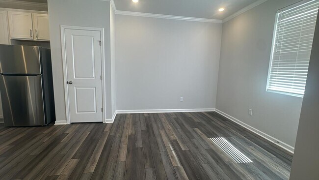 Building Photo - MUST SEE Beautiful three story Townhome!!