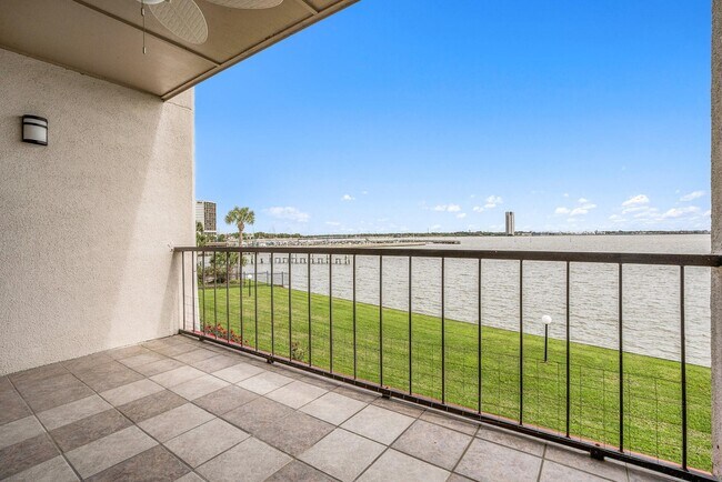 Foto del edificio - 351 Lakeside Ln