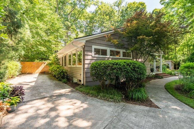 Building Photo - Prestine mid-century modern ranch minutes from Southpoint!- Application Pending