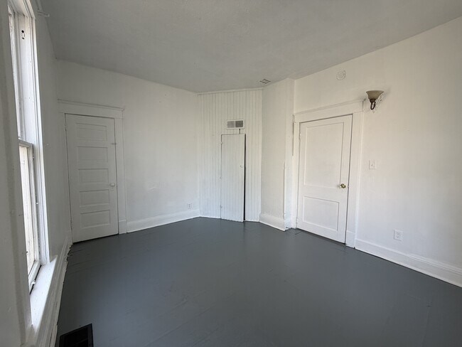 Building Photo - 748 Monroe St