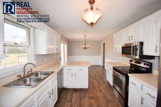 Building Photo - * PENDING* Fantastic 3BR/2.5BA+Huge bonus ...
