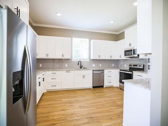 Building Photo - 13 Fernwood Dr