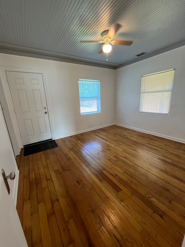 Building Photo - 412 Riverside Dr