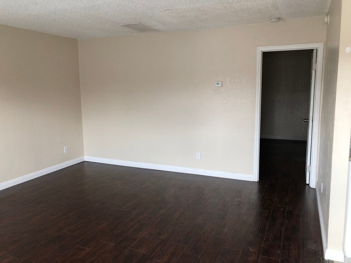 Primary Photo - 23815 Hemlock Avenue, Unit 7