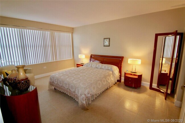 Building Photo - 3111 N Ocean Dr