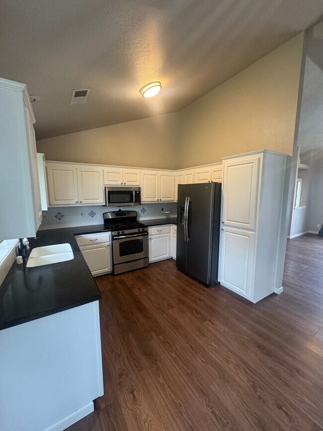 Foto del edificio - BEAUTIFUL 3 BED 2 BATH HOME IN COUNTRY HEI...