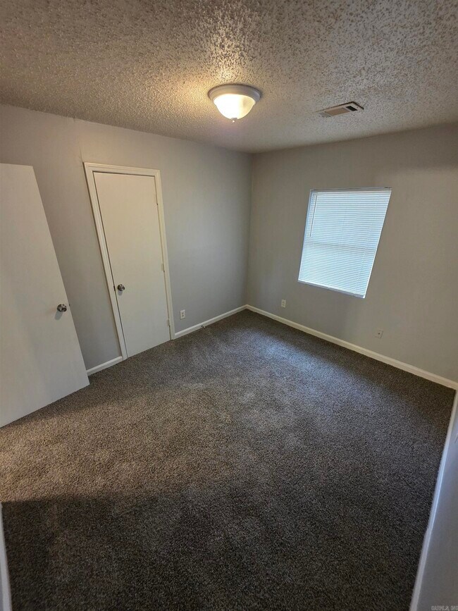 Foto del edificio - 9110 Woodford Dr