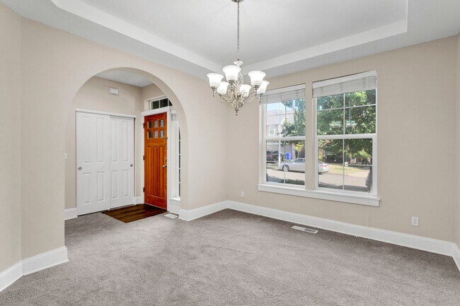 Foto del edificio - Beautifully Updated Home in Desirable Clackamas! + Solar