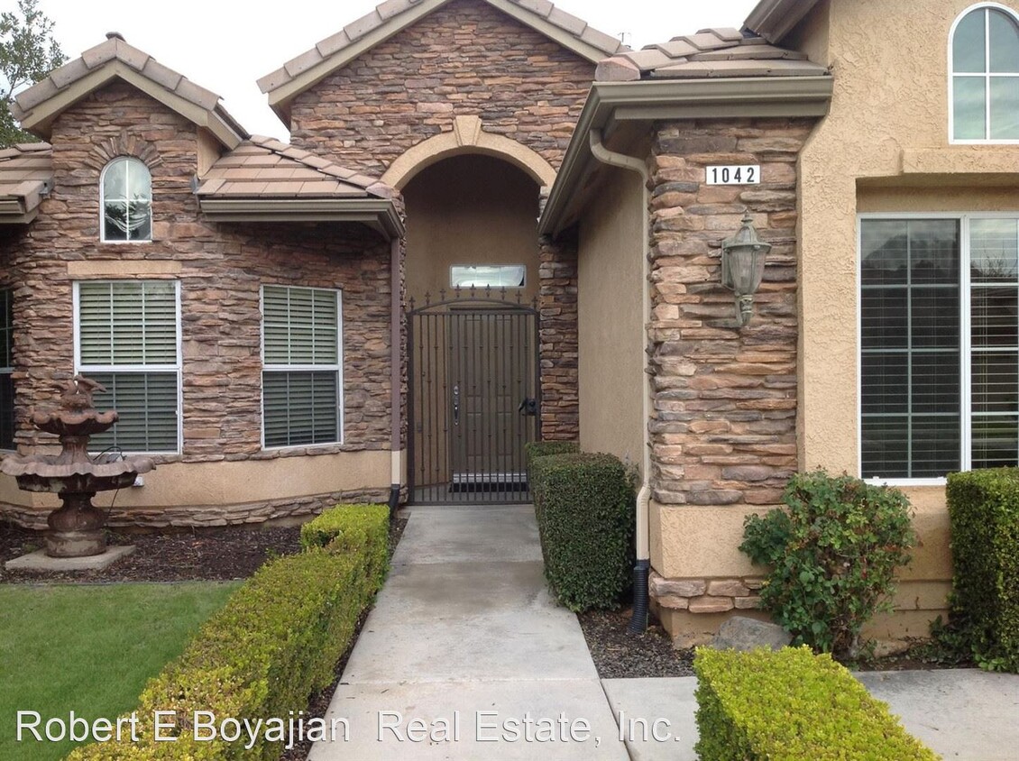 4 br, 3 bath House - 1042 E. Royal Dornoch... Photo