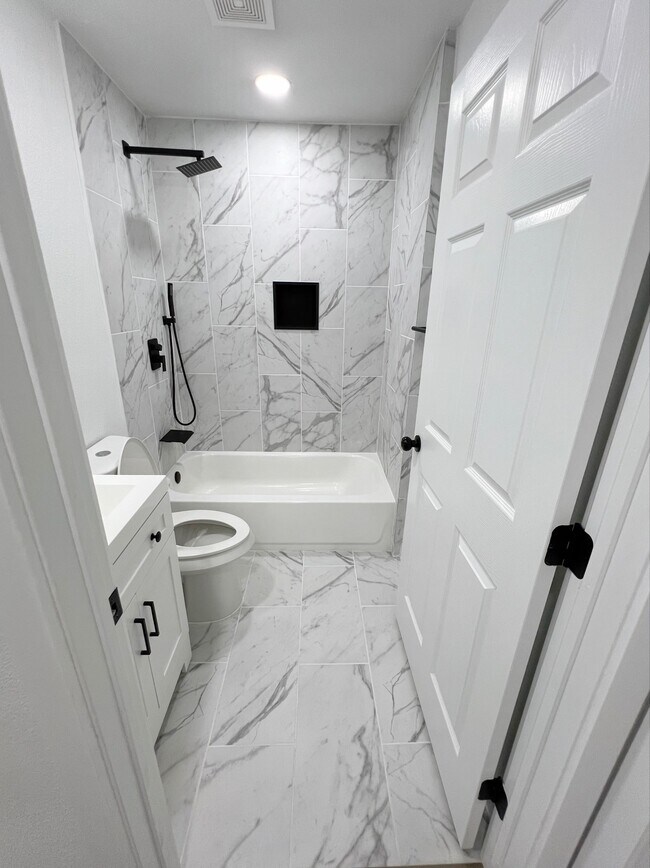 Baño nuevo y espectacular - 1425 Little St