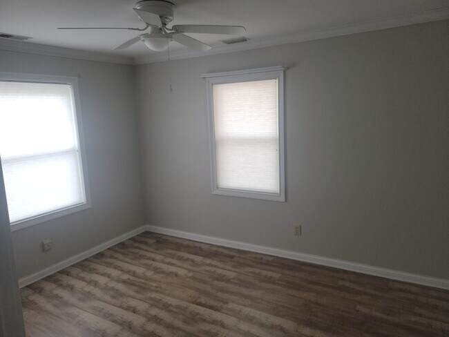 Building Photo - 600 Oakhurst St