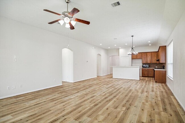 Foto del edificio - 6130 Menor Crest Dr