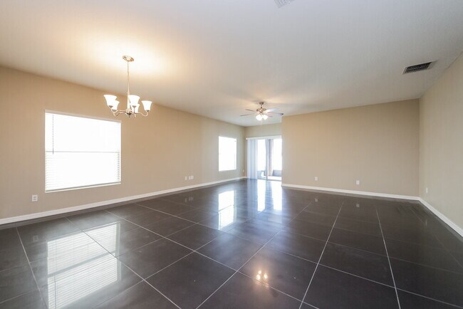 Foto del edificio - 4921 Windbourne Way