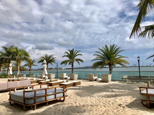 Foto del edificio - 2900 NE 7th Ave