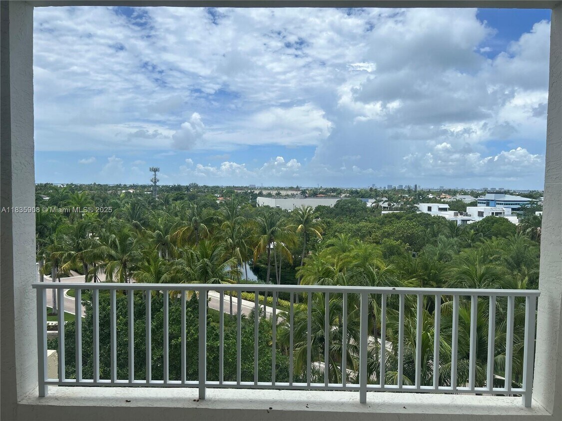 Building Photo - 703 Crandon Blvd