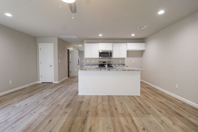 Foto del edificio - FIRST FREE MONTH! 3 Bed | 2.5 Bath | Sand ...