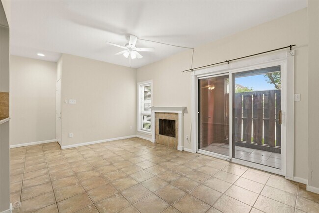 Building Photo - 2025 Augusta Dr