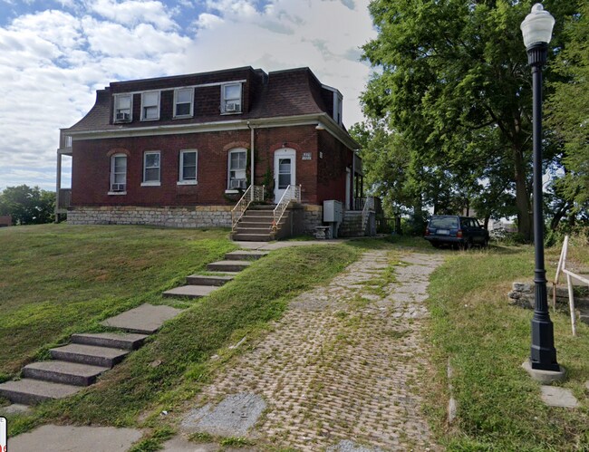 Building Photo - 626 N Perry St