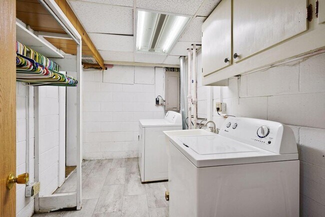Foto del edificio - 5060 Hughes Ave NE