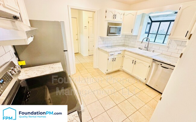 Building Photo - 2409 Fairway Oaks Dr