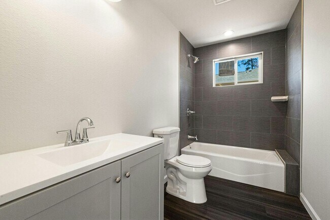Foto del edificio - Paradise- 2 bed 2 bath +Bonus room, No Pets, Garage, fenced yard, RV parking