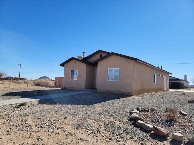 Building Photo - 3 bedroom / 2 bathroom / Remodeled , Spaci...