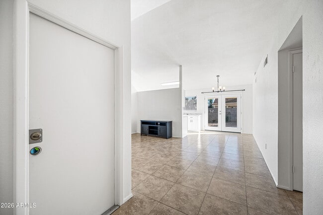 Building Photo - 2943 E Irwin Ave